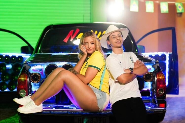 Arthur Fernandes e Juliana Marques apostam na força de “Camisa do Brasil”, que amplia espaço nas rádios e playlists